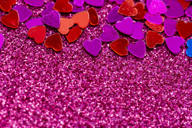 粉红色背景上的红心图片下载