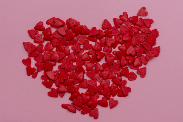 粉红色背景上的红心图片下载