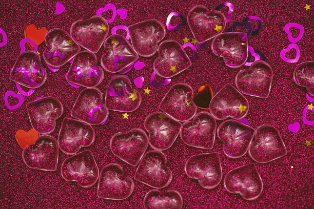 粉红色背景上的红心图片下载