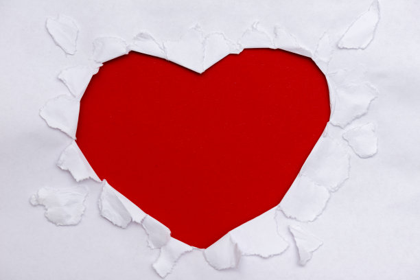 粉红色背景上的红心图片下载