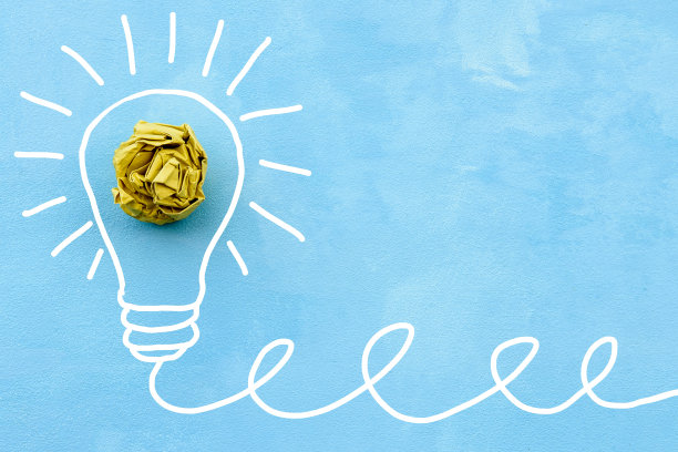 蓝色背景上的黄色纸灯泡。成功在于事业的成长和观念的观念图片下载