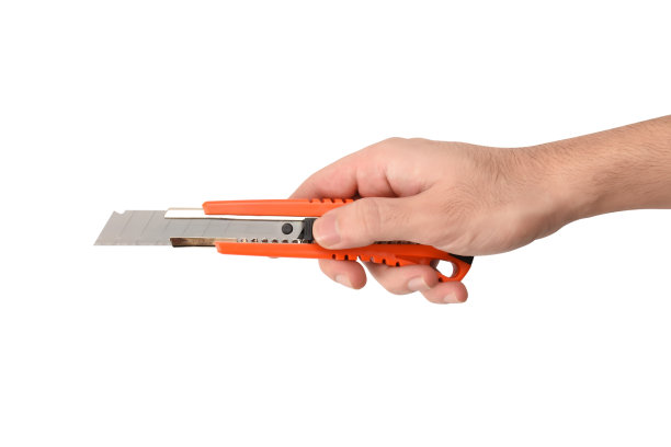 手持美工刀(剪切路径)孤立在白色背景上图片下载