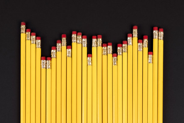 一长排不均匀的铅笔，上面有橡皮擦，代表蜡烛图形图片下载