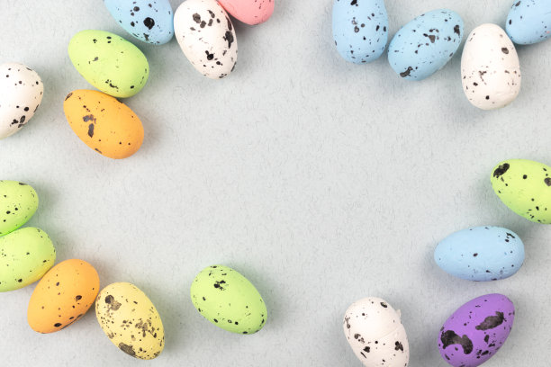 在平坦的背景上彩色的复活节彩蛋圆形边界。春假设计和问候概念。俯视图，复制空间照片图片下载