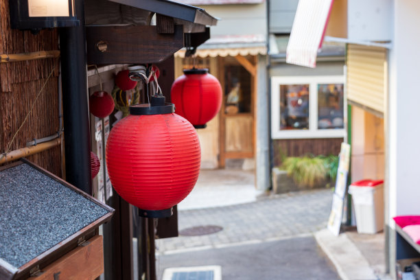 店铺的屋檐上挂着日本红灯笼图片下载
