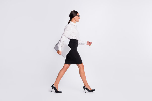 乐观的深褐色头发的女士全尺寸的个人资料照片，拿着笔记本电脑，戴眼镜，衬衫孤立在灰色的颜色背景图片下载