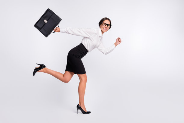 全尺寸的照片乐观的黑发发型女士跑穿眼镜衬衫裙子孤立在灰色的颜色背景图片下载