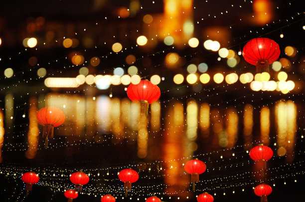 红色的春节装饰灯和发光的暗夜灯横幅背景图片下载