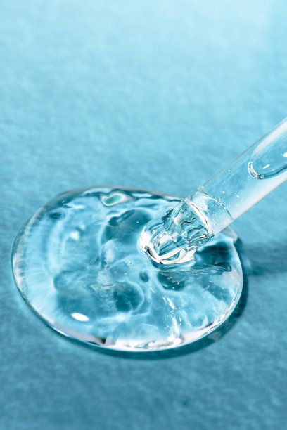 透明液体凝胶和玻璃移液管研究蓝色纹理背景。化妆品血清特写。图片下载