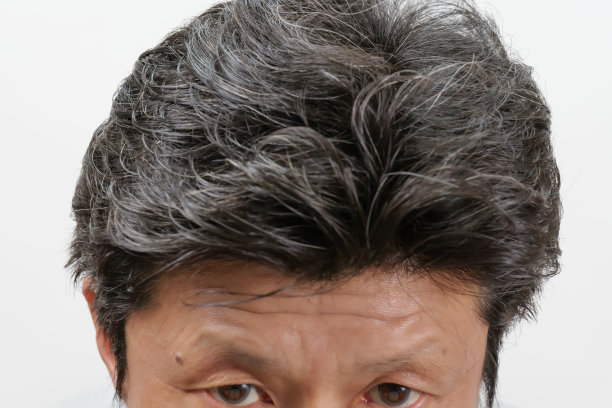 一个满头白发的中年男子的头图片下载