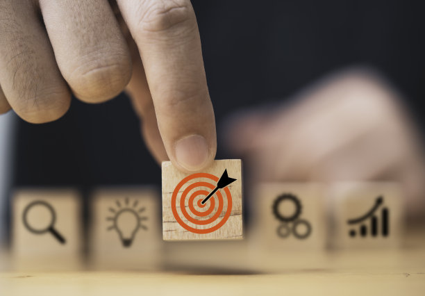 手动放置目标板，将目标板印刷在机械齿轮上的木方块和灯泡图标上进行创意，树立企业目标目标理念。图片下载