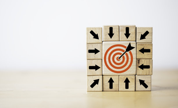 红色的镖靶上有红色的箭头中间有黑色的箭头，用于专注于企业目标目标的概念。图片下载