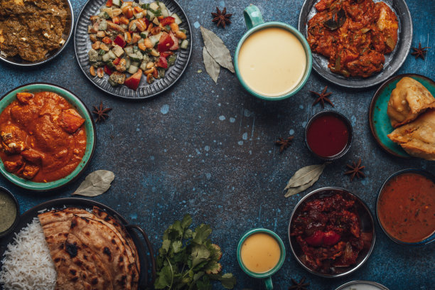从复制空间上面的混凝土桌子上的印度民族食物自助餐图片下载