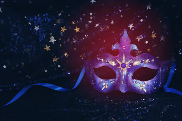 优雅的照片和精致的威尼斯面具在蓝色黑暗的星星背景图片下载