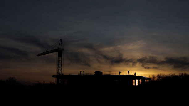 云景中的大型塔吊施工现场。图片下载