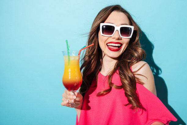 一个戴着太阳镜的漂亮年轻女人的特写肖像图片下载