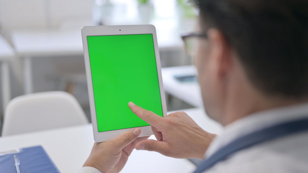 医生使用的平板电脑与绿色色度屏幕图片下载