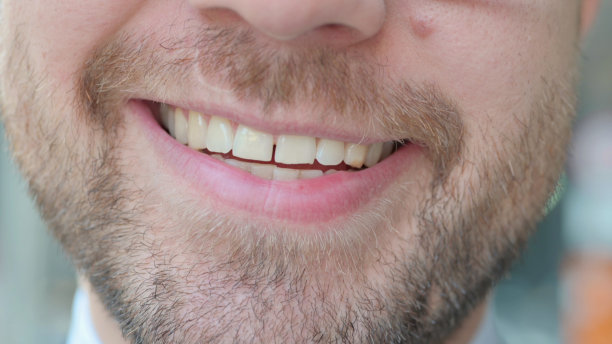 年轻商人的笑脸的特写图片下载