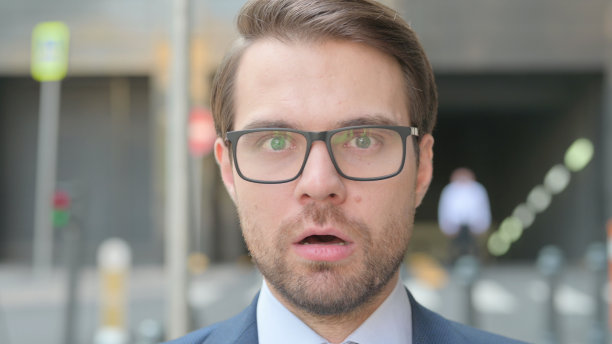 年轻商人的脸的特写与震惊的表情图片下载