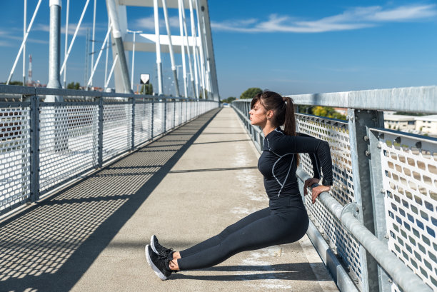 年轻的运动型健身女运动员做泡身运动，以肱三头肌和肱二头肌为户外锻炼和训练手臂肌肉，是女性运动和娱乐的概念。图片下载