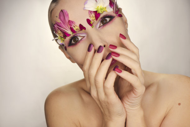 勃艮第红色的指甲和眼妆。图片下载