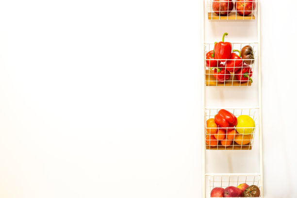 垂直的白色货架上摆满了蔬菜和水果，标语空间图片下载