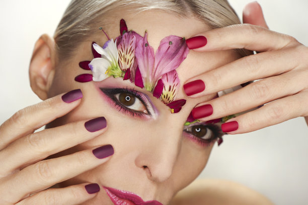 勃艮第红色的指甲和眼妆。图片下载