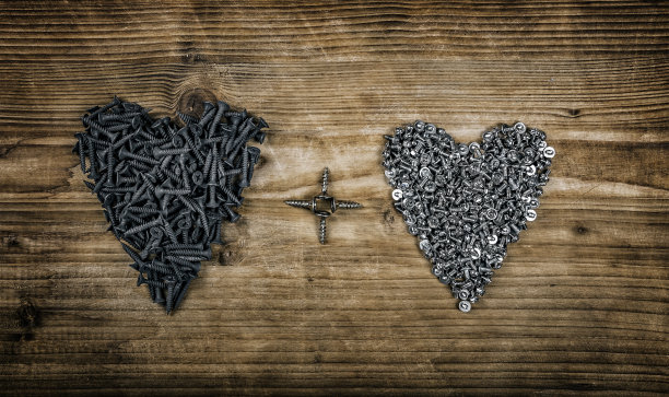 两个心形的人物，心加心，由螺丝铺在老式棕色木板上。金属概念人工心脏机，机器人，机械，情人节，强烈永恒的爱。图片下载