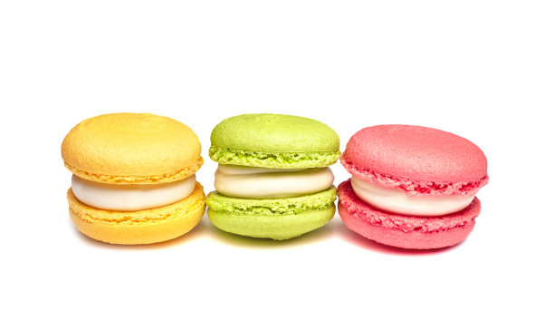 白色背景上孤立的彩色马卡龙旗帜。柠檬黄色，草莓粉色和绿色的法式饼干。图片下载