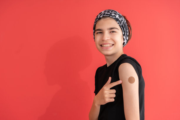 接种疫苗的小男孩在注射后露出肩膀。图片下载