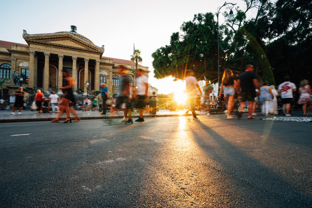 西西里岛巴勒莫，日落时分行人在城市中行走的模糊运动图片下载