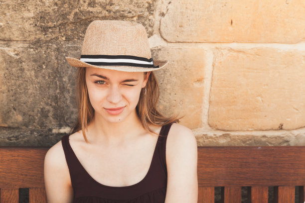 眨眼美丽的金发白种人女孩的肖像图片下载