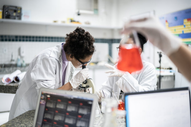 实验室里的年轻学生图片下载