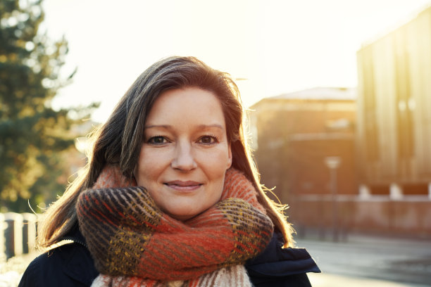 背光拍摄的户外自信女人图片下载