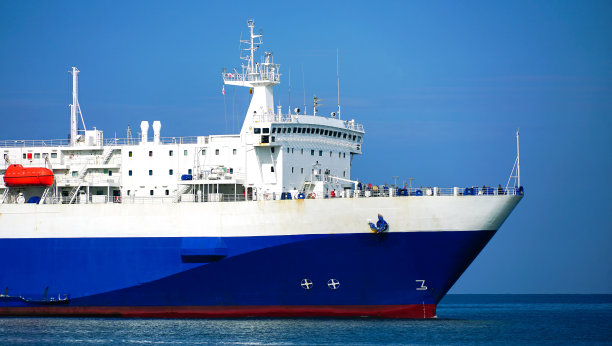 在一个阳光明媚的日子里，在海上拍摄巨大的客运汽车铁路轮渡图片下载