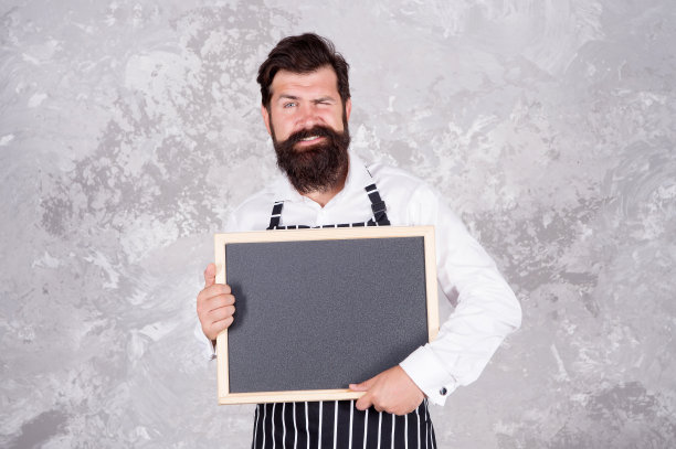 野蛮人嬉皮士抓黑板，抄写空间。咖啡要走。城里最好的价格。大胡子厨师展示空板。成功的厨师生涯。最好的菜。欢迎登机。给你的好消息图片下载