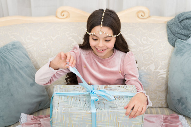 圣诞节我只想要节礼日。快乐的孩子在节礼日打开礼物。小女孩庆祝节礼日。圣诞礼物。新年快乐。节礼日粉丝图片下载
