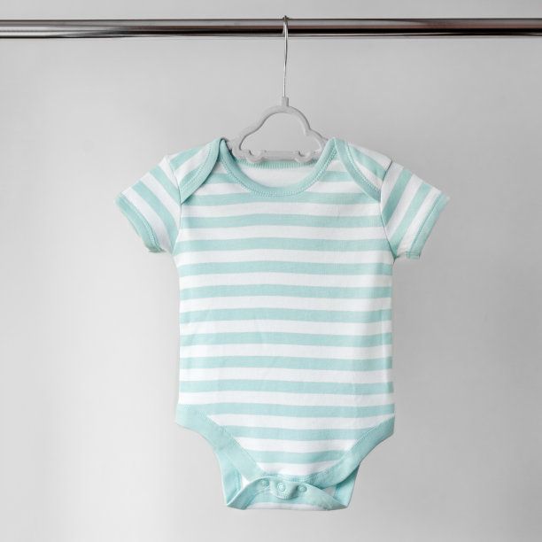 在衣架上为新生儿准备的带条纹的干净衣服。服装、母性、新生儿的概念。图片下载