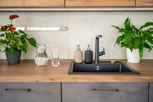 在家中厨房的桌子上放上盛有清水的水壶图片下载