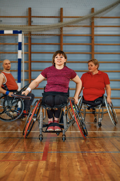 坐轮椅的人在球场上打网球。残疾人轮椅网球图片下载