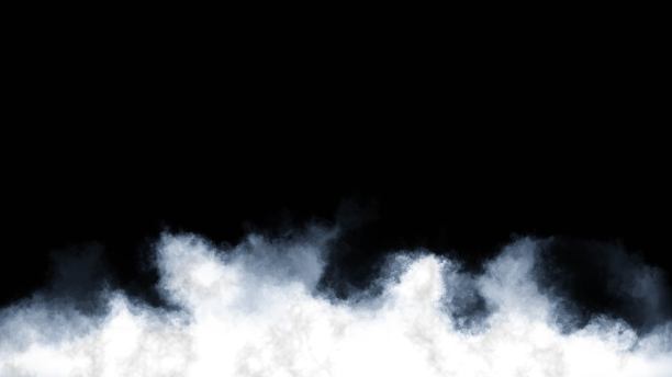 黑色背景上的长白云图片下载