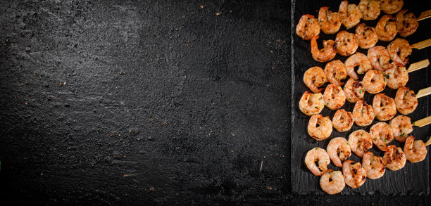 美味的烤虾串在石板上。图片下载