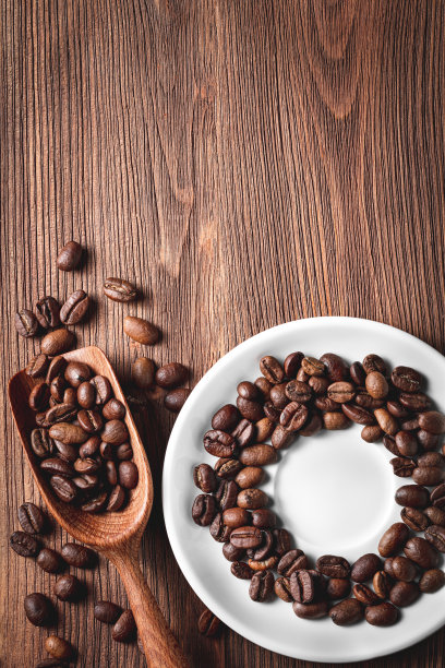 带木勺和木碟的咖啡豆图片下载