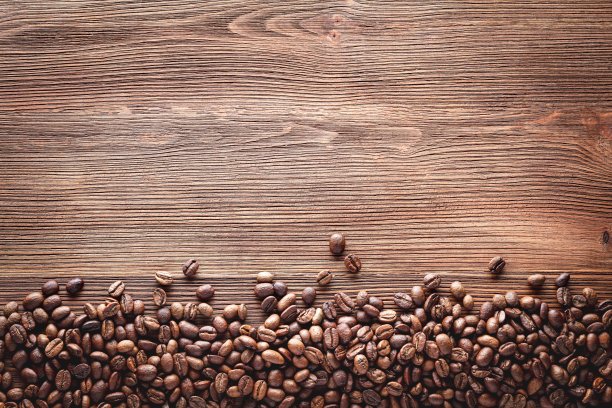 木质背景上的咖啡豆图片下载