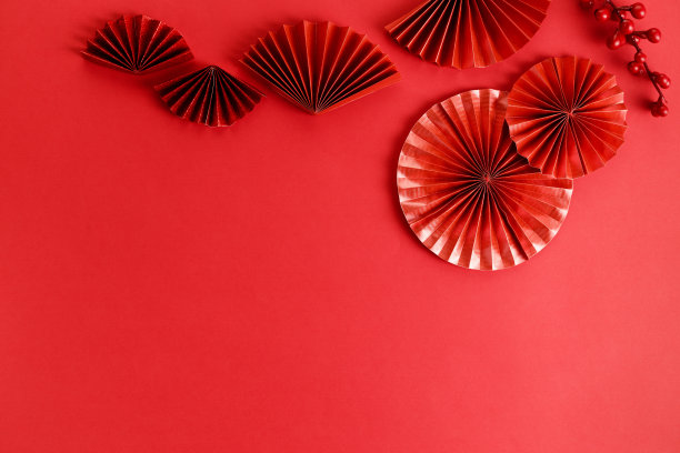 用红色背景的红包和红色折扇装饰春节。图片下载
