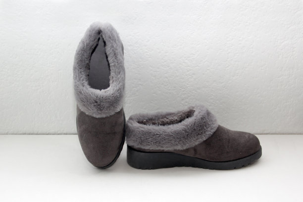 灰色舒适的拖鞋式鞋子内垫更舒适，防滑，软穿在家休息图片下载