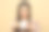 工作室拍摄的年轻黑发女子持有陶瓷马克杯图片下载
