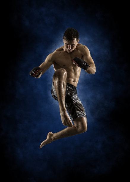 综合格斗男拳手踢图片下载