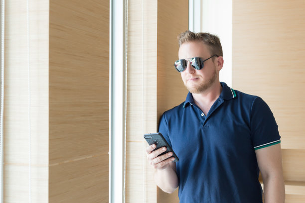 年轻的白人男子戴着墨镜。图片下载