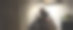 年轻人坐在家里，在他客厅角落的灯下的椅子上看书，放松和享受他的活动和自由时间。图片下载